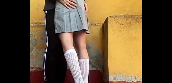  ADOLESCENTES ESTUDIANTES COGEN en PUBLICO, En el PATIO de ATRÁS de la ESCUELA Antes de la Cuarentena, COLEGIALA MEXICANA Se COME TODO EL SEMEN, LE DEJA BIEN LIMPIA LA VERGA